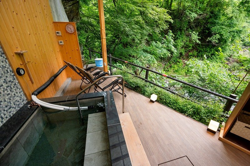 東京 たなごころサウナ Oasis 檜原村 檜原産材サウナ小屋 外気浴 整いチェア 渓流